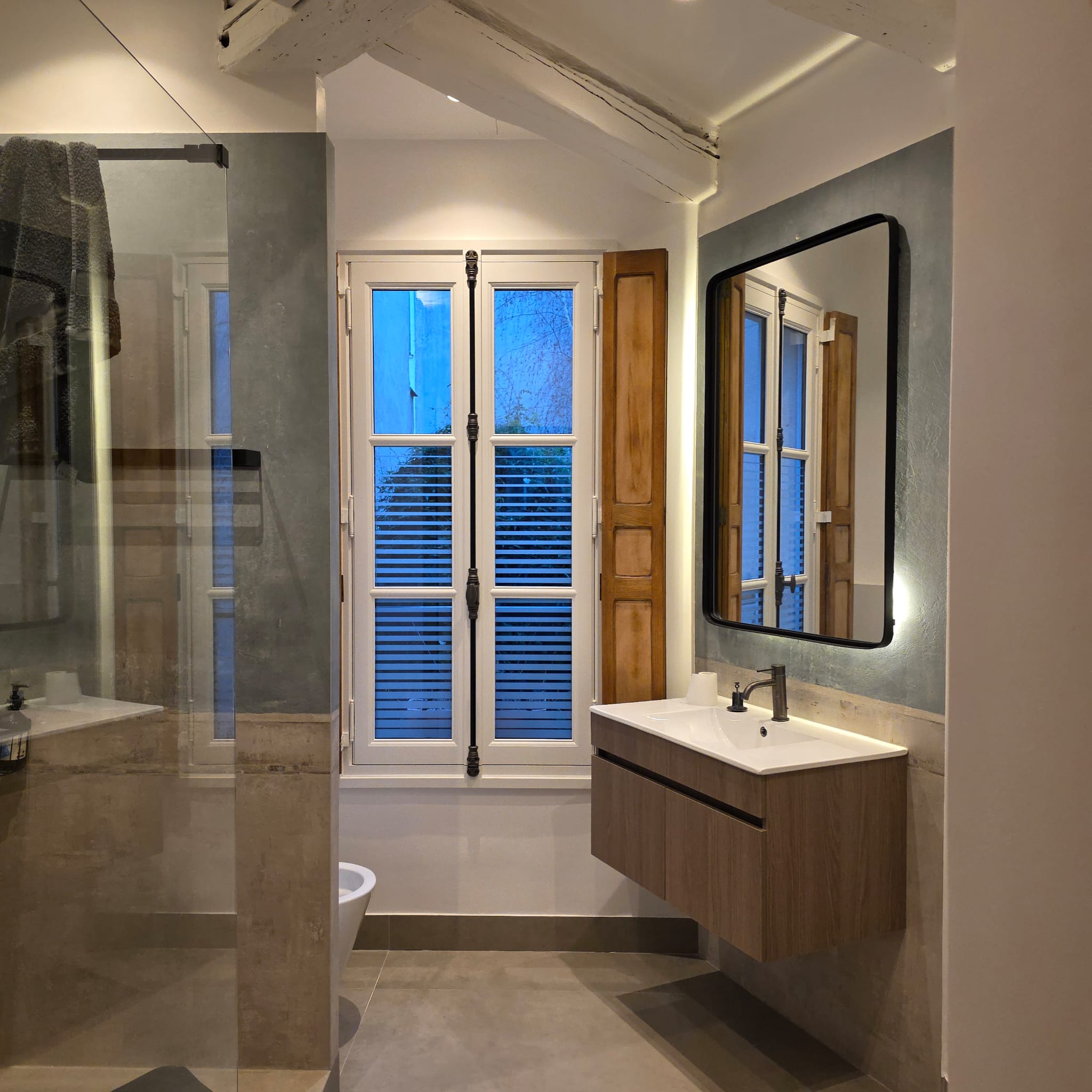 Fenêtre blanche dans une salle de bains