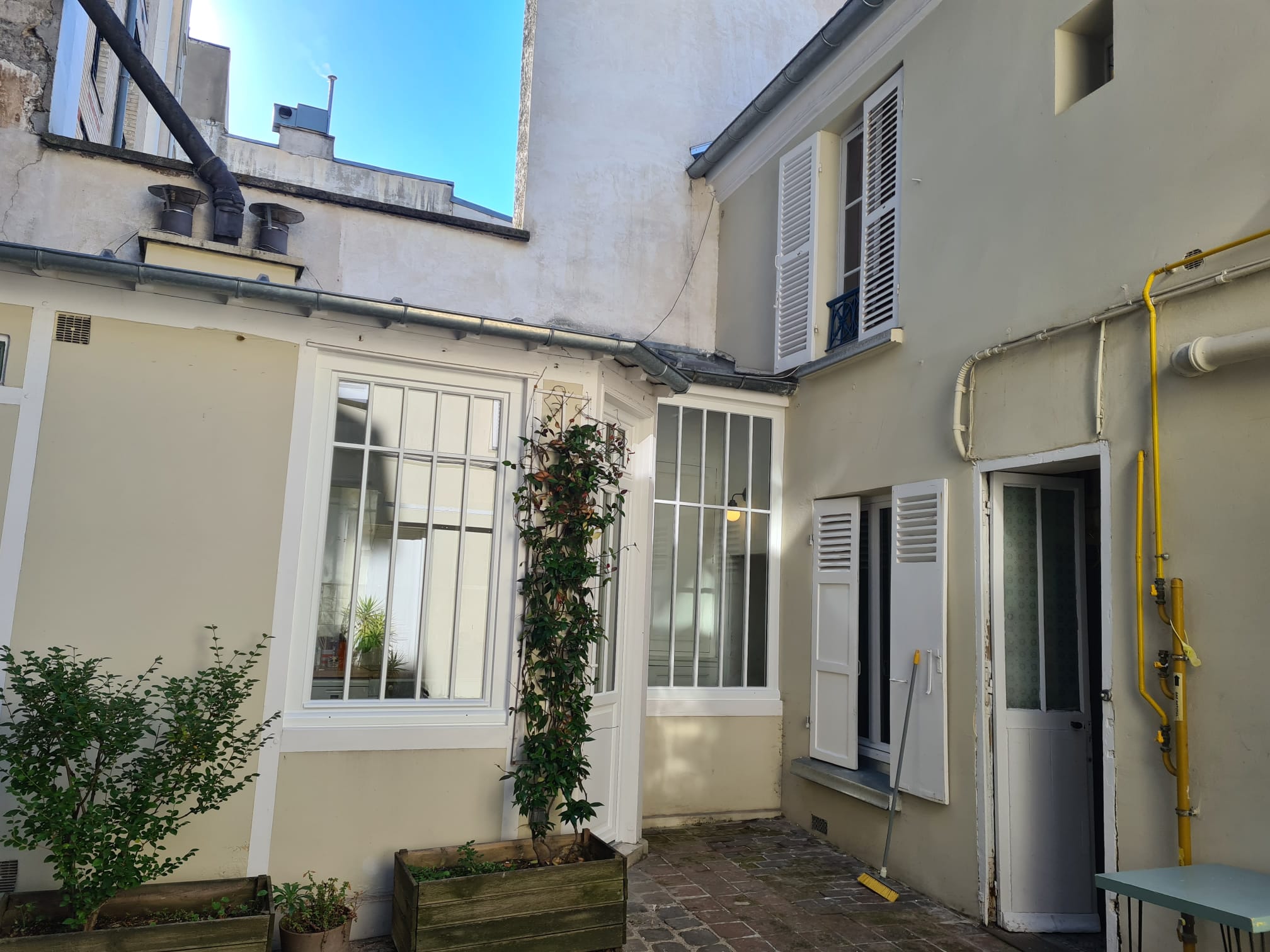Fenêtres blanches sur cour