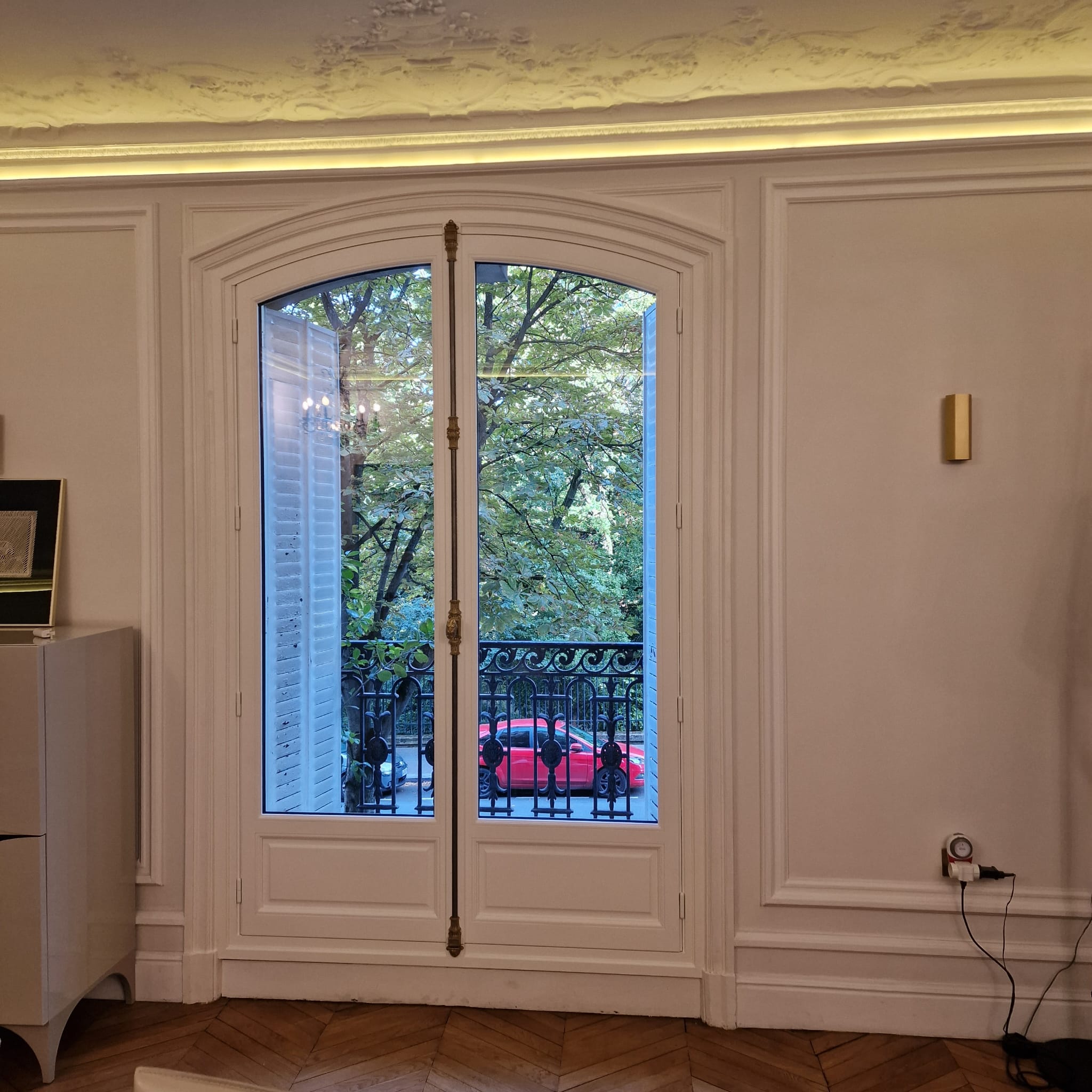 Fenêtre blanche avec imposte cintrée