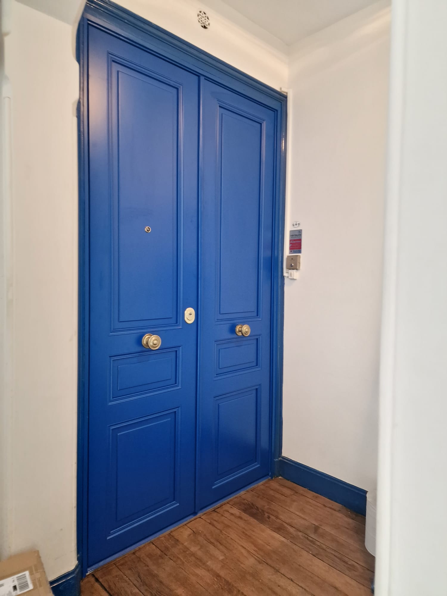 Porte d’entrée bleue à deux vantaux