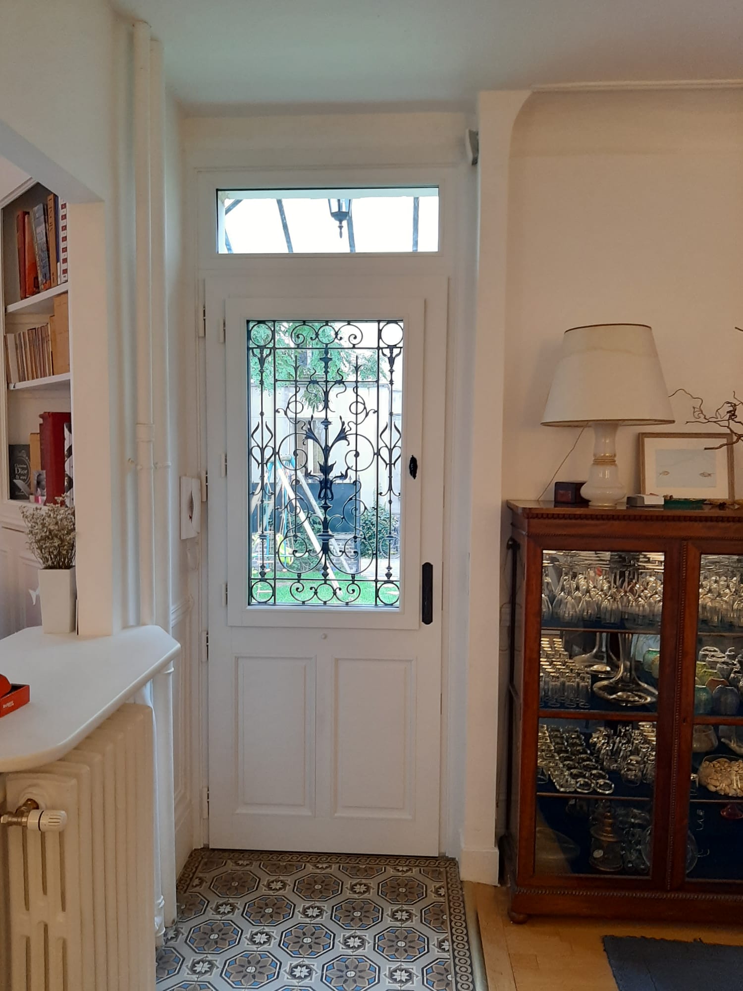 Porte d’entrée blanche vitrée