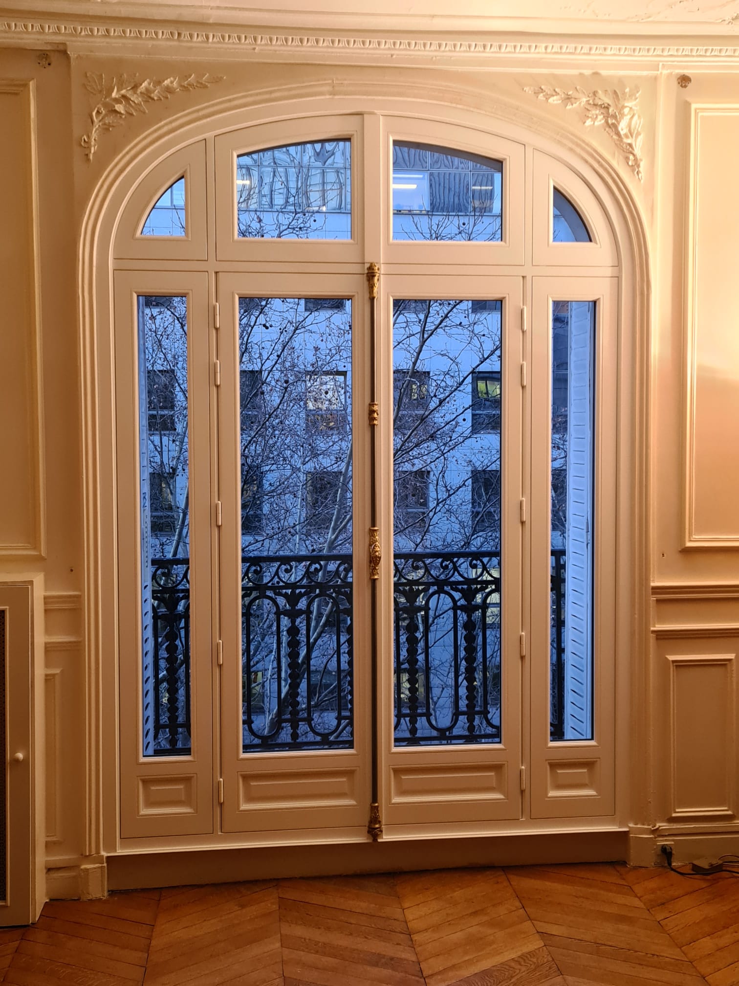 Porte-fenêtre cintrée à deux vantaux