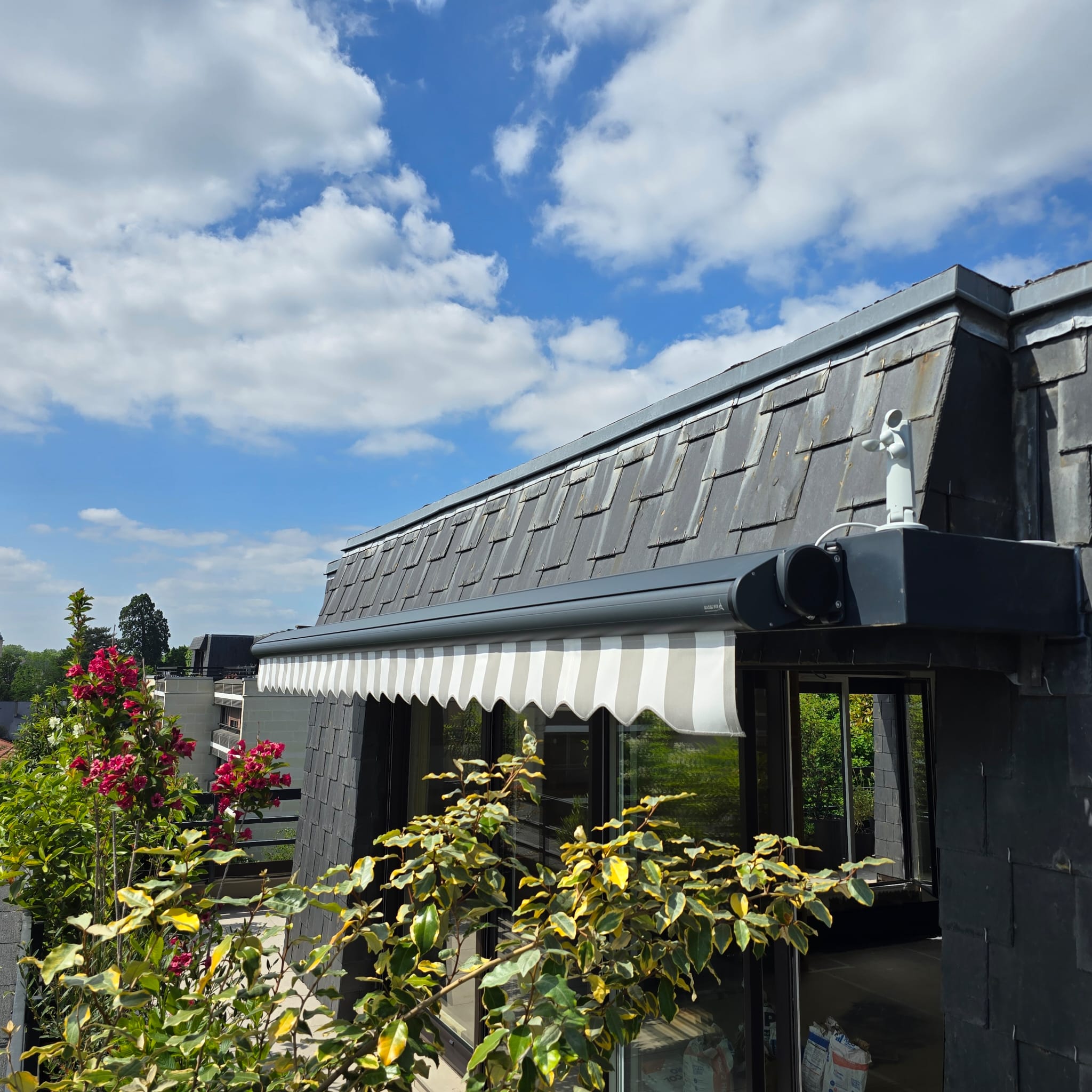 Store banne rayé vu depuis le jardin