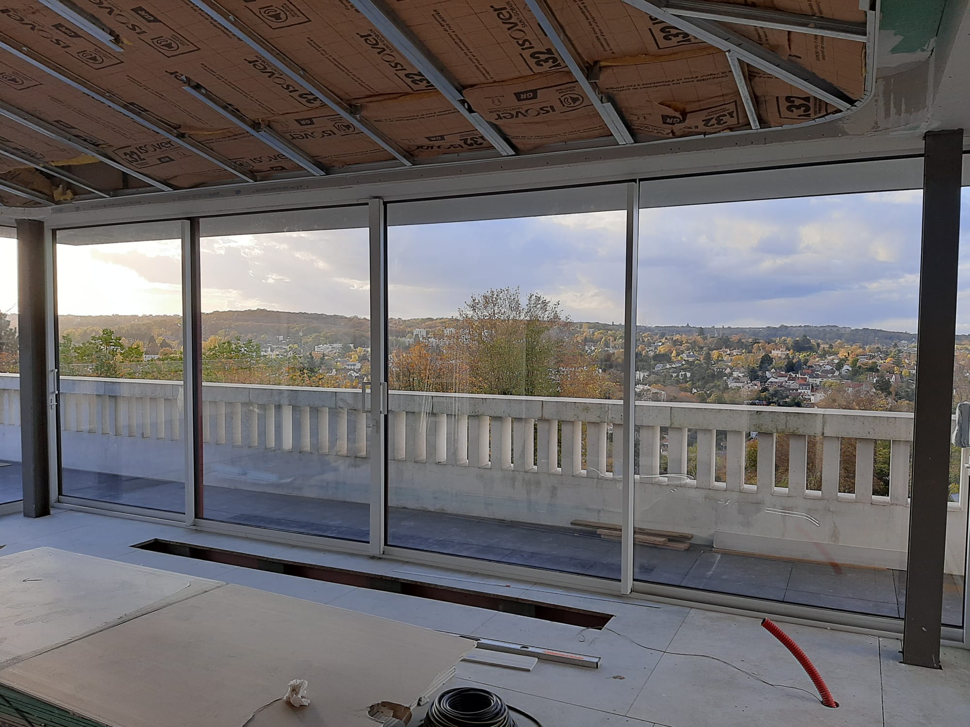 Fermeture vitrée de terrasse en cours de pose