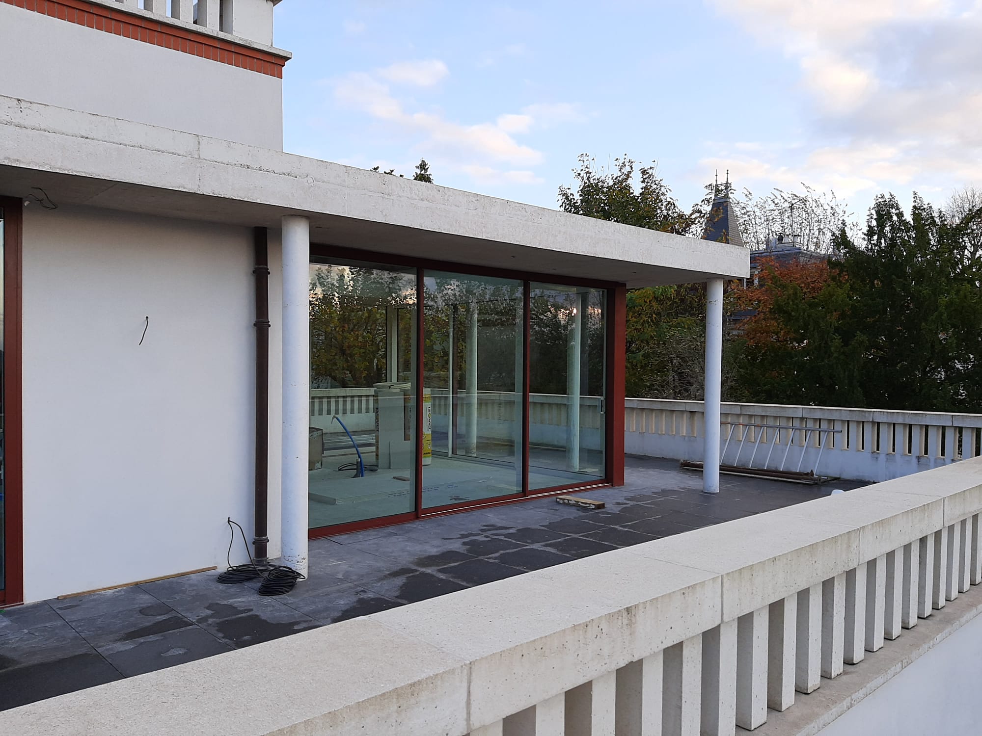 Terrasse fermée par des baies vitrées