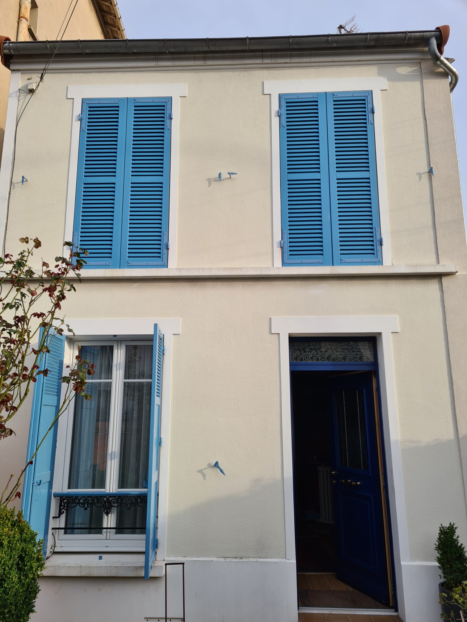 Volets battants bleus sur façade